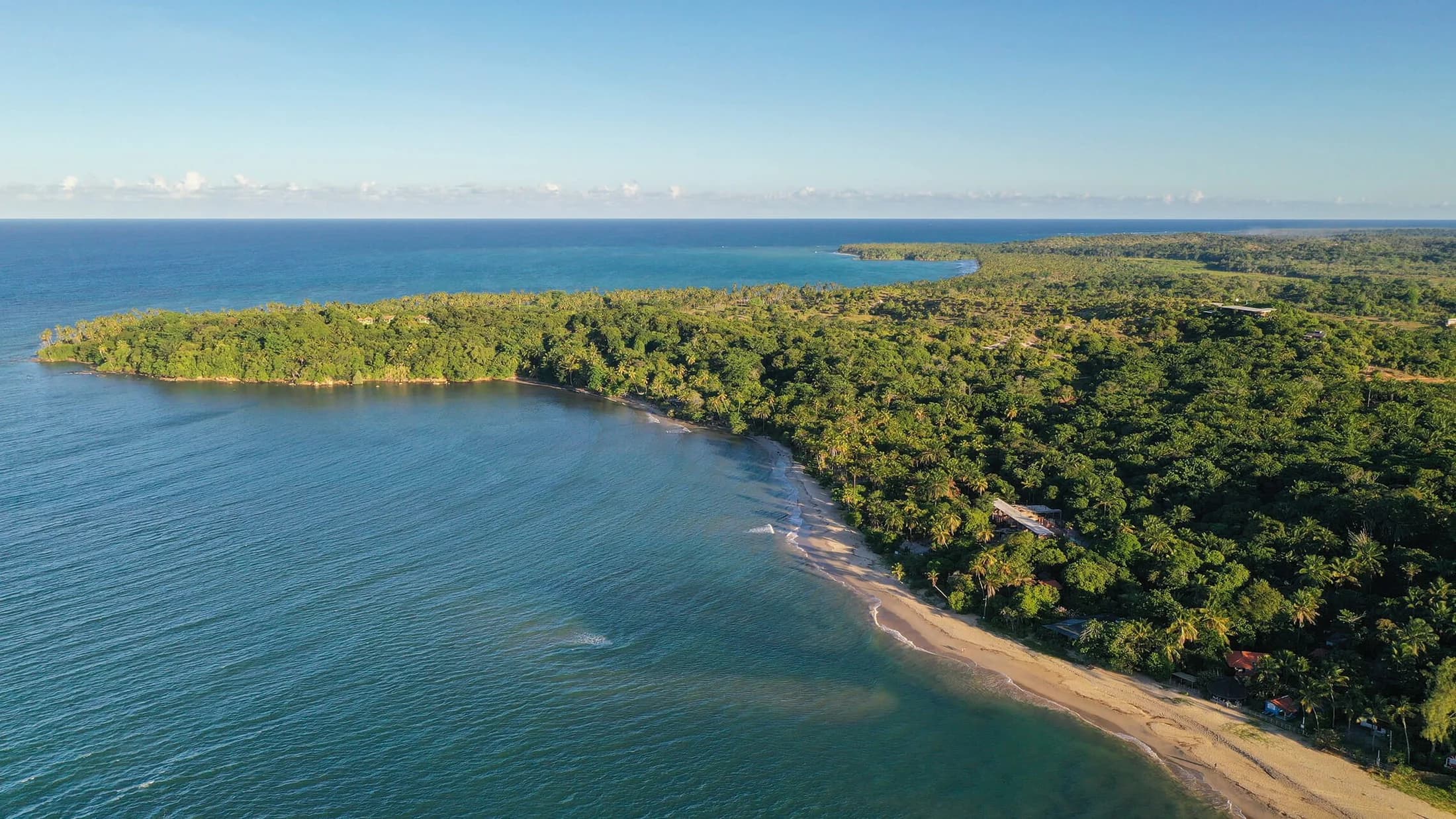 Vista aérea da costa de Boipeba com mata preservada e mar azul