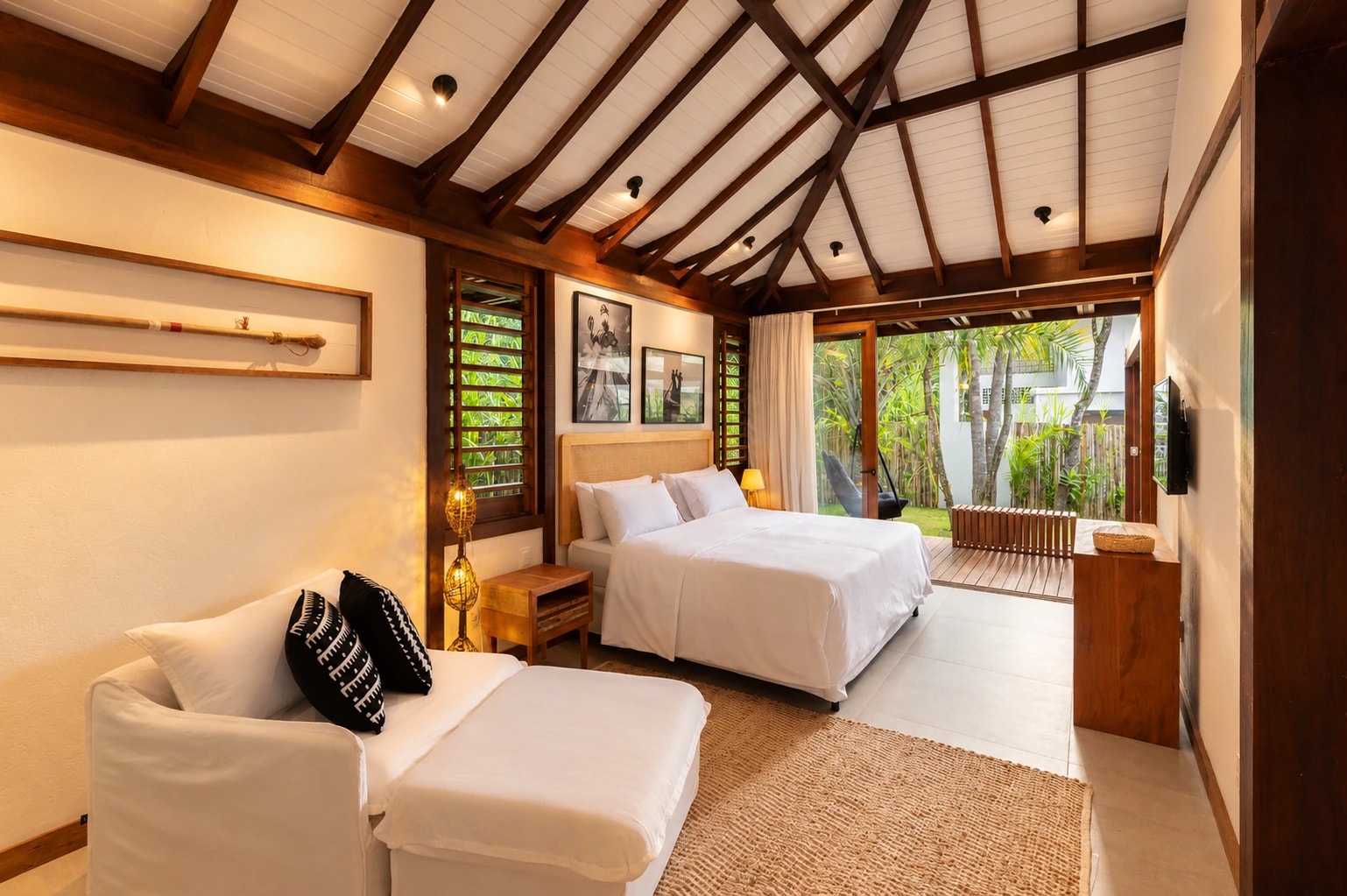 Suíte do Colibri com cama king size, chaise e portas abertas para o jardim privativo